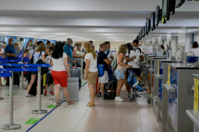 TOURISTS-GR AIRPORT